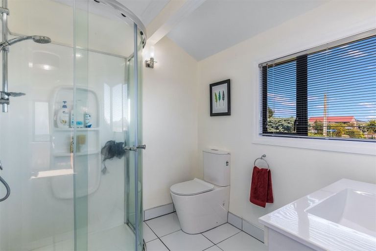 Photo of property in 2 Seascape View, Paremata, Porirua, 5024