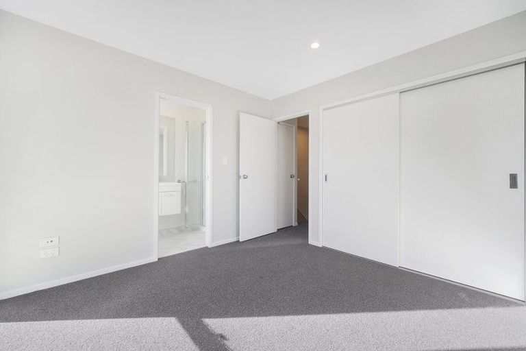 Photo of property in 7/31 Ayton Drive, Totara Vale, Auckland, 0629