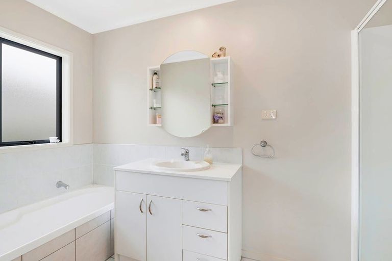 Photo of property in 4 Kingtide Place, Red Beach, 0932