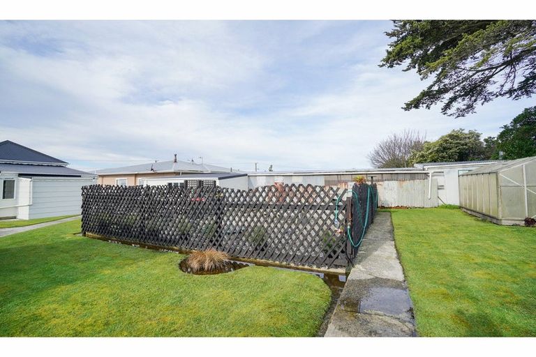 Photo of property in 220 Marine Parade, Bluff, 9814