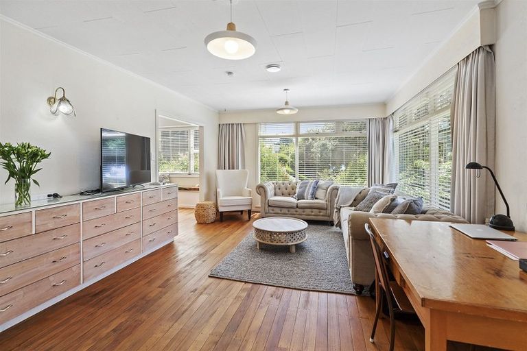 Photo of property in 28 Oak Avenue, Paremata, Porirua, 5024