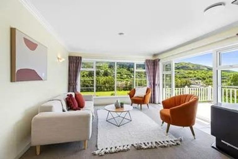 Photo of property in 28 Hinau Street, Tawa, Wellington, 5028