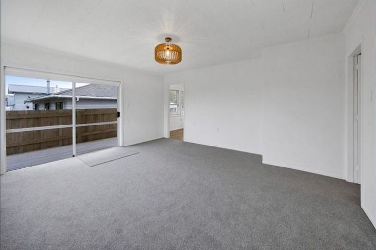 Photo of property in 5 Nikau Street, Inglewood, 4330
