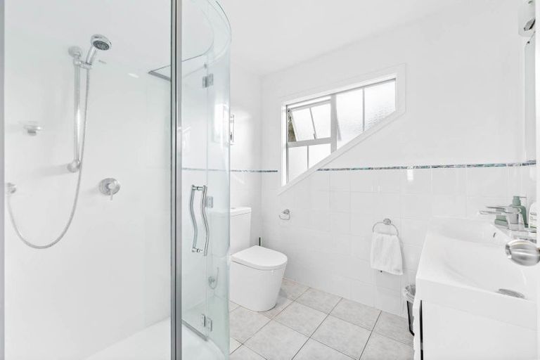 Photo of property in 52 Rising Parade, Fairview Heights, Auckland, 0632