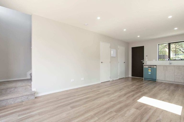 Photo of property in 3/30 West Coast Road, Glen Eden, Auckland, 0602