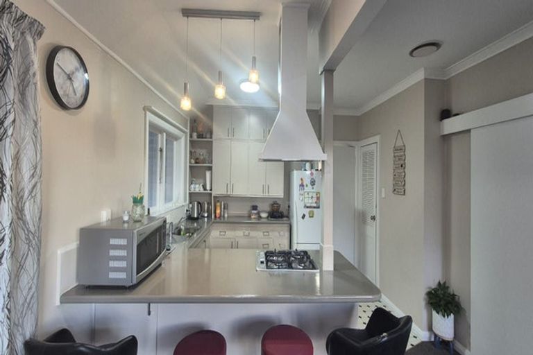 Photo of property in 11 Miles Crescent, Newlands, Wellington, 6037