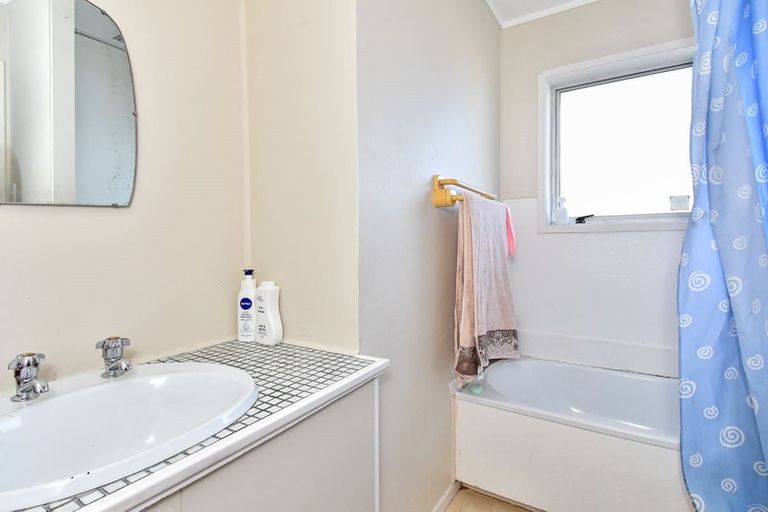 Photo of property in 1/82 Rosehill Drive, Rosehill, Papakura, 2113