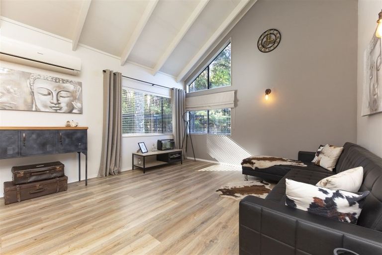 Photo of property in 422 Scenic Drive, Waiatarua, Auckland, 0612