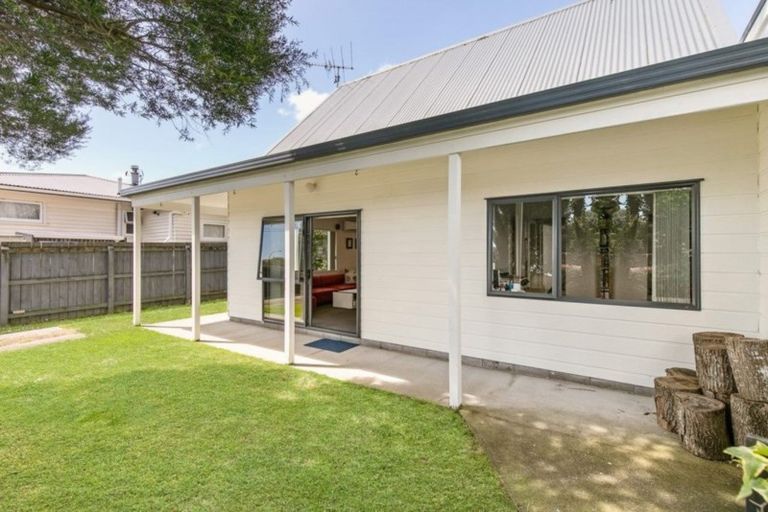 Photo of property in 2 Braeburn Place, Takanini, 2112