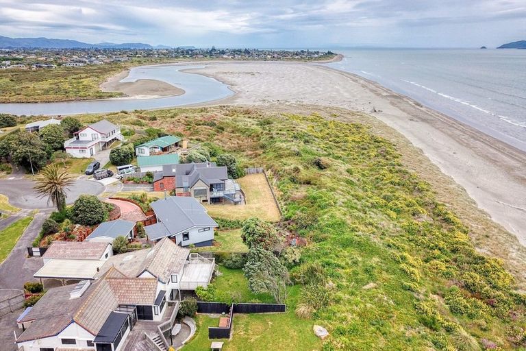Photo of property in 15 Waiheke Street, Waikanae Beach, Waikanae, 5036