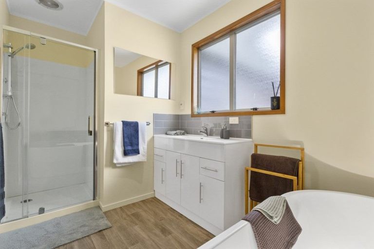 Photo of property in 49 Cron Avenue, Te Atatu South, Auckland, 0610