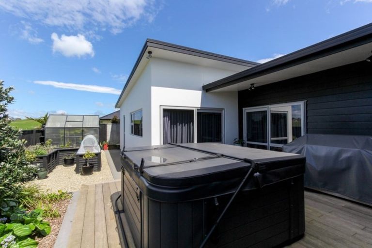 Photo of property in 18 Wentworth Lane, Waiwhakaiho, New Plymouth, 4312
