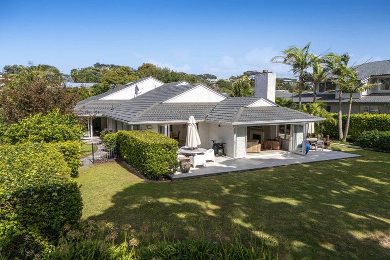 Photo of property in 11 Elgin Place, Red Beach, 0932