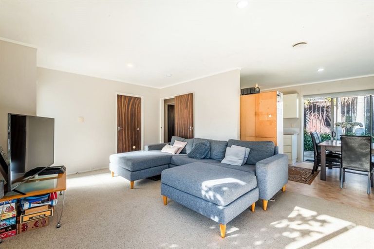 Photo of property in 1/11 Paruru Avenue, Northcote, Auckland, 0627