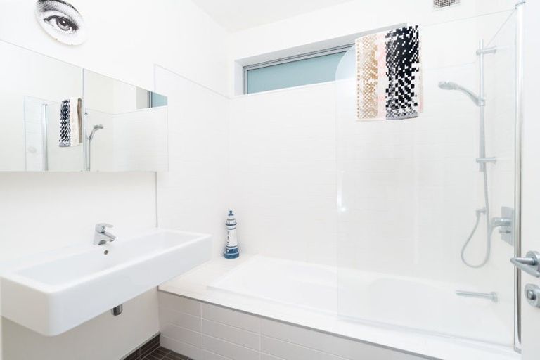 Photo of property in 28 Tiketike Way, Brooklyn, Wellington, 6021