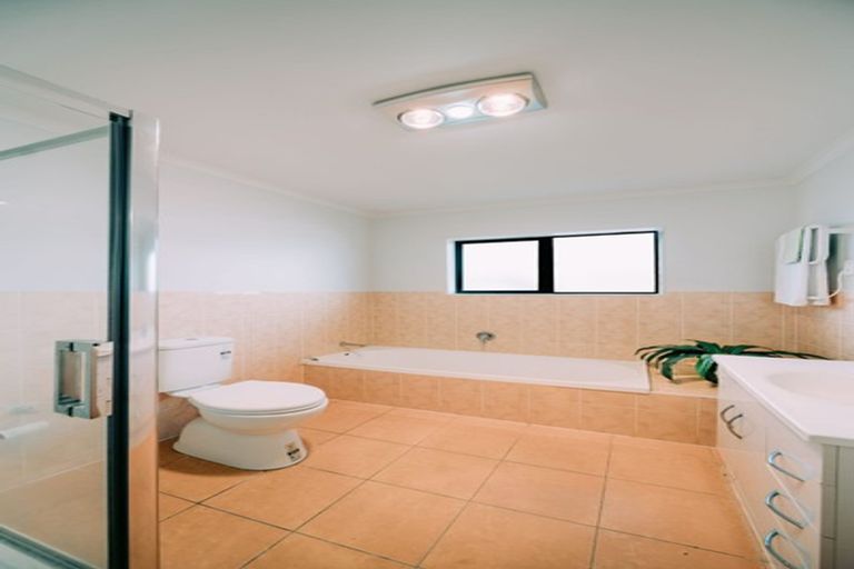 Photo of property in 4 Eloise Place, Clendon Park, Auckland, 2103