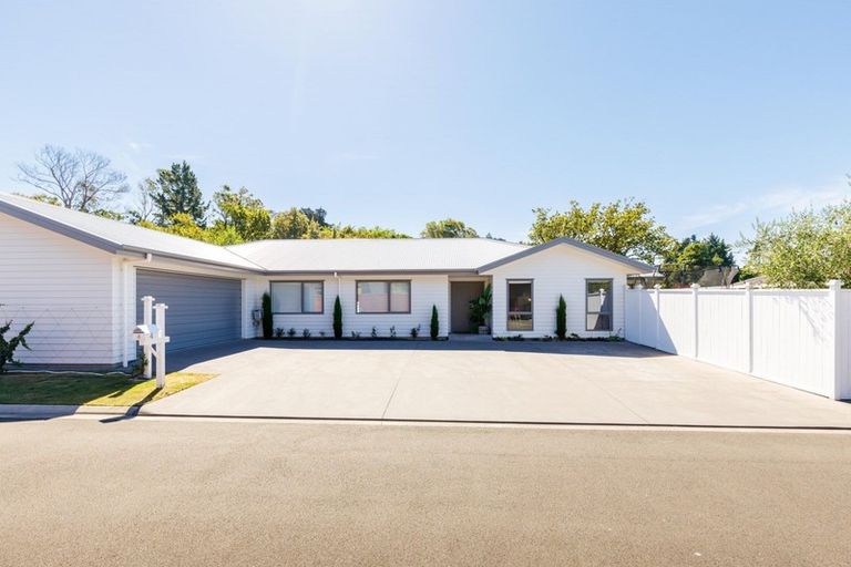 Photo of property in 4 Okoare Lane, Ferndale, New Plymouth, 4310