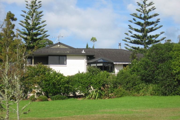 Photo of property in 10b Woodfern Crescent, Titirangi, Auckland, 0604