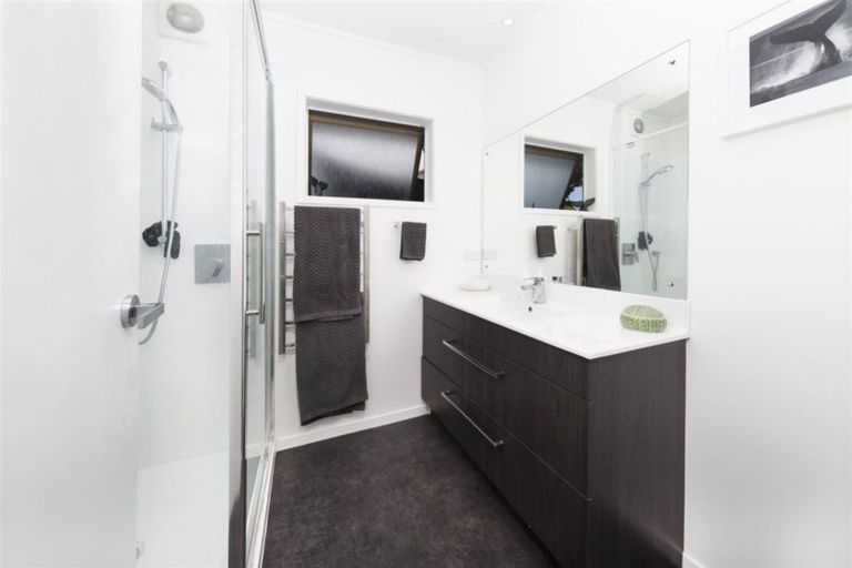 Photo of property in 1/17 Tiri View Place, Waiake, Auckland, 0630