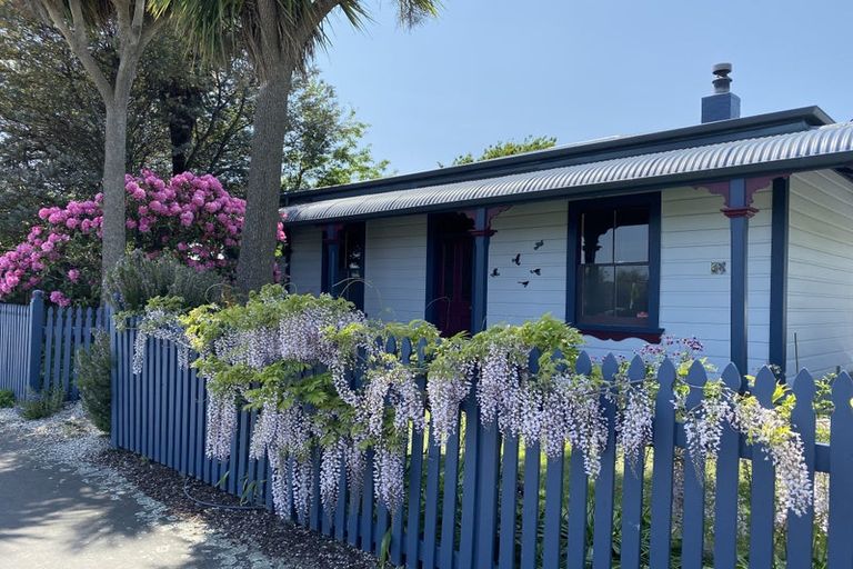 Photo of property in 35 Dublin Street, Martinborough, 5711