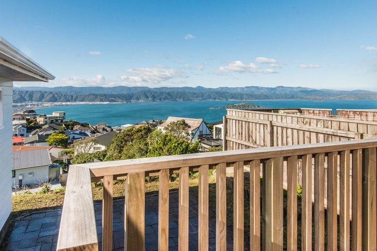 Photo of property in 44 Somes Crescent, Newlands, Wellington, 6037