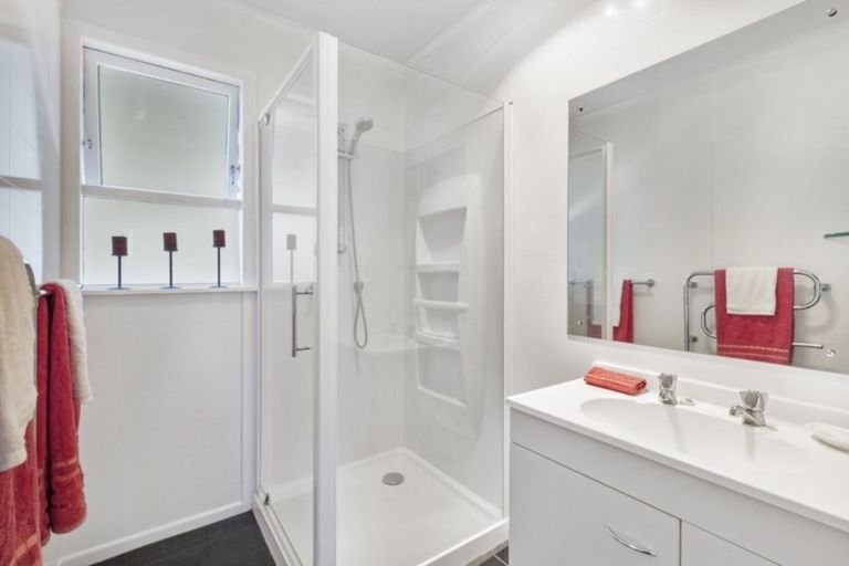 Photo of property in 10 Firle Place, Green Bay, Auckland, 0604