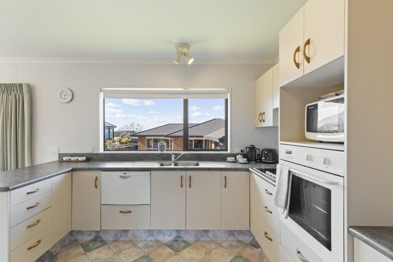 Photo of property in 2/16 Sandel Rise, Merrilands, New Plymouth, 4312