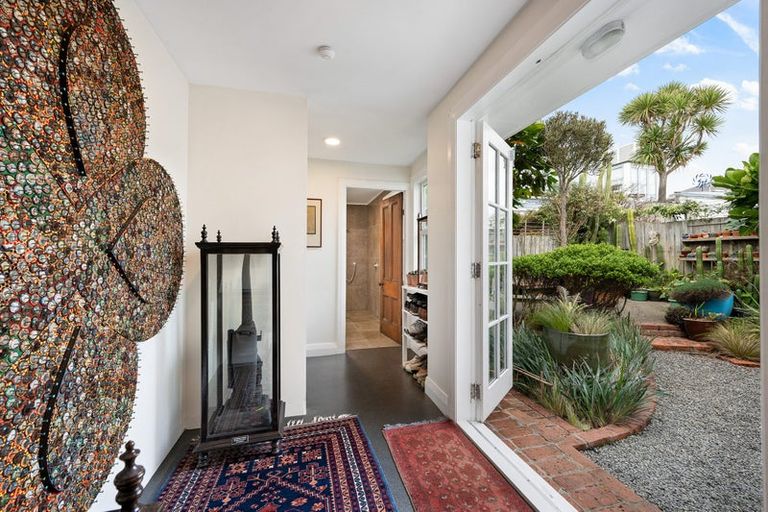 Photo of property in 6 Prince Street, Mount Victoria, Wellington, 6011