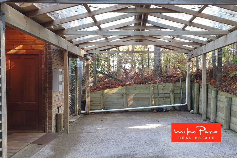 Photo of property in 4 Arama Avenue, Titirangi, Auckland, 0604