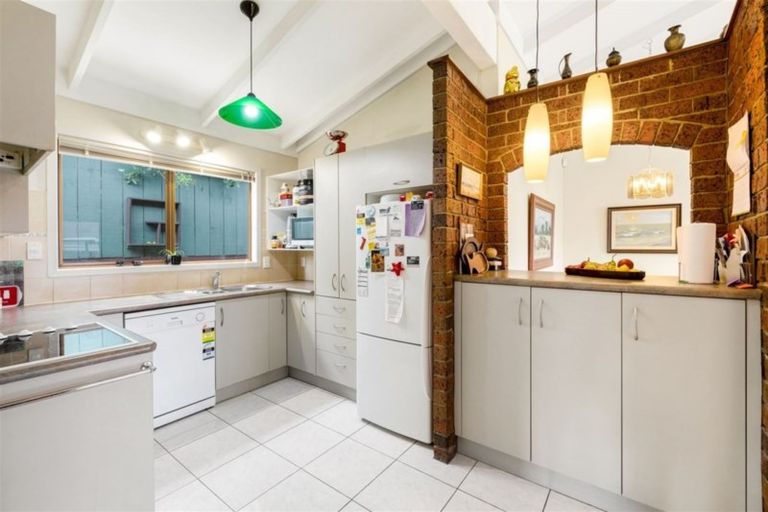 Photo of property in 2 Cezanne Place, New Lynn, Auckland, 0600