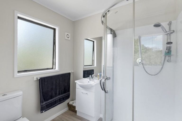 Photo of property in 17 Jenanne Place, Totara Vale, Auckland, 0629