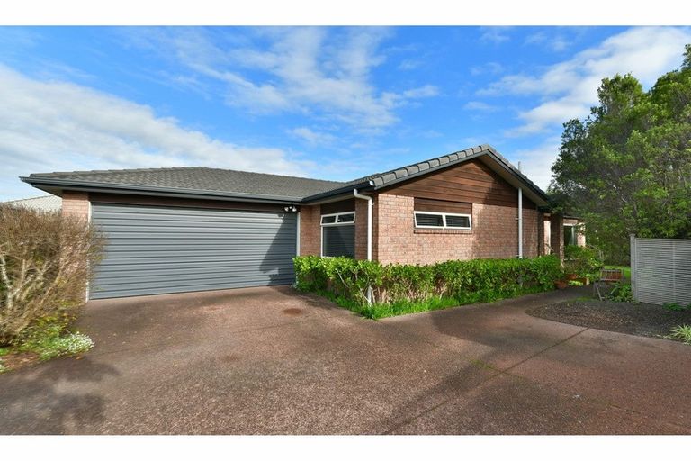 Photo of property in 8 Chalmers Close, Orewa, 0931