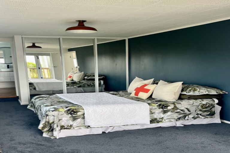 Photo of property in 15 Piha Road, Piha, New Lynn, 0772