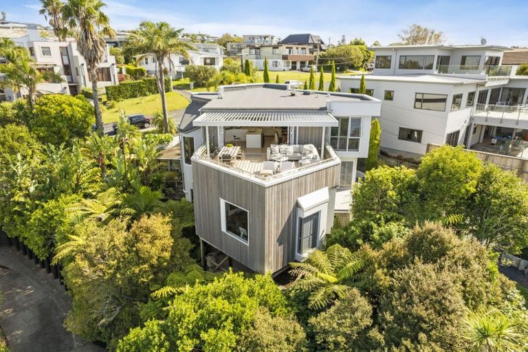 Photo of property in 2/39 Eastcliffe Road, Castor Bay, Auckland, 0620