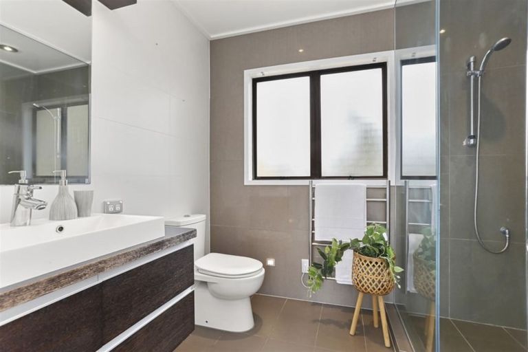 Photo of property in 411 Waitakere Road, Taupaki, Henderson, 0782