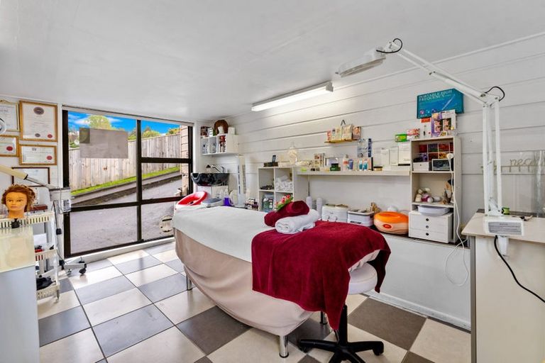 Photo of property in 1/51 Vandeleur Avenue, Birkdale, Auckland, 0626