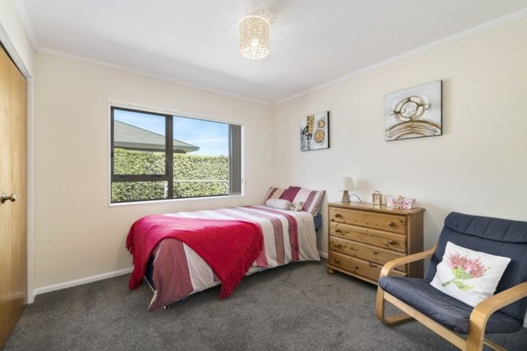 Photo of property in 11 Greenwood Place, Fitzherbert, Palmerston North, 4410