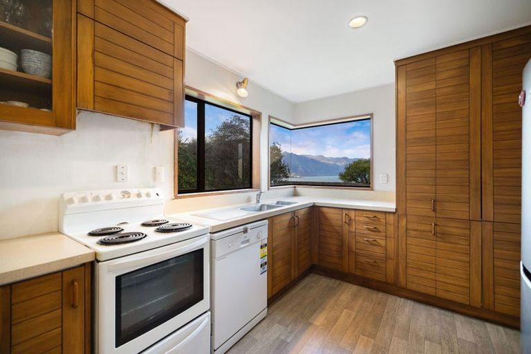 Photo of property in 68 Wynyard Crescent, Fernhill, Queenstown, 9300