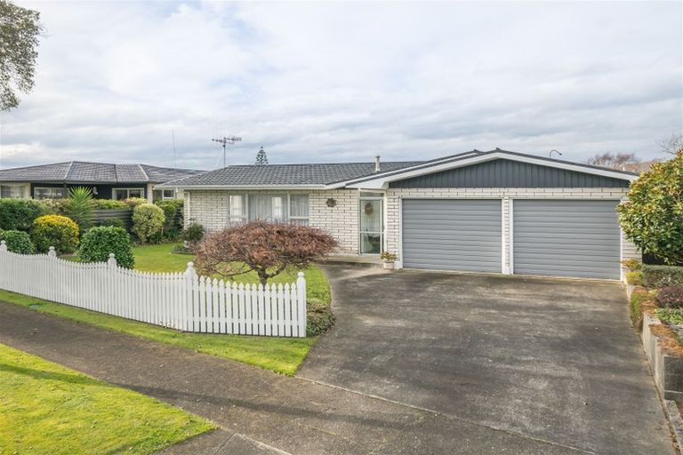 Photo of property in 14 Hollows Crescent, Takaro, Palmerston North, 4412