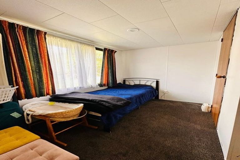 Photo of property in 1 Mcmanaway Grove, Stokes Valley, Lower Hutt, 5019
