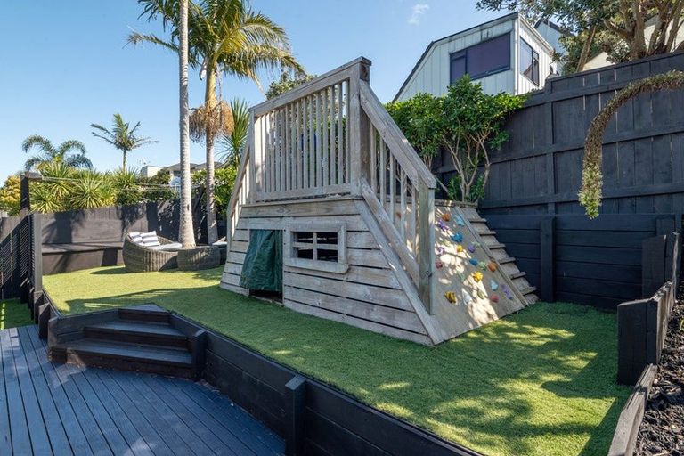 Photo of property in 2/31 Kiteroa Terrace, Rothesay Bay, Auckland, 0630
