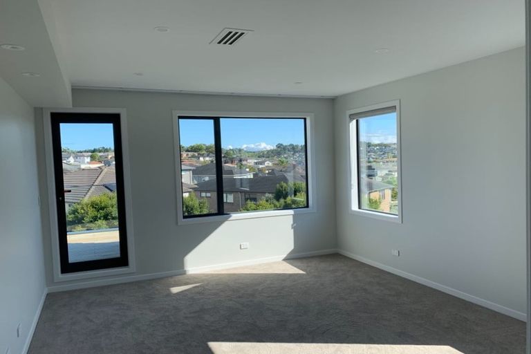 Photo of property in 5 May Potter Close, Oteha, Auckland, 0632