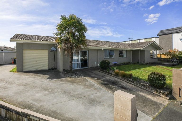 Photo of property in 12 Burrows Place, Frankton, Hamilton, 3204