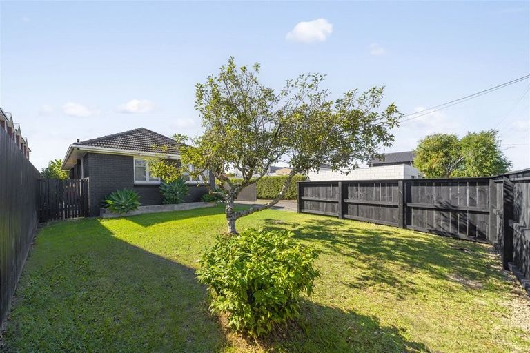 Photo of property in 17 Karamu Street, Te Atatu Peninsula, Auckland, 0610