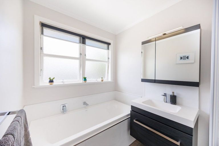 Photo of property in 2 Anzio Place, Awapuni, Palmerston North, 4412