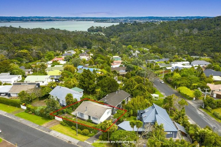 Photo of property in 1/1a Radiata Lane, Chatswood, Auckland, 0626