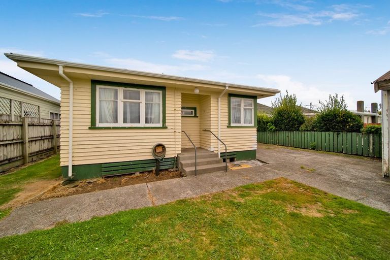 Photo of property in 16 Grey Street, Hawera, 4610