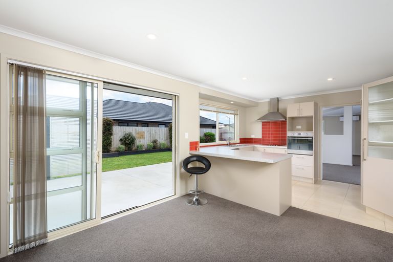 Photo of property in 28 Rainey Crescent, Papamoa Beach, Papamoa, 3118