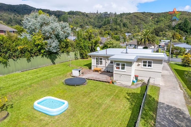 Photo of property in 77 Horoeka Street, Stokes Valley, Lower Hutt, 5019