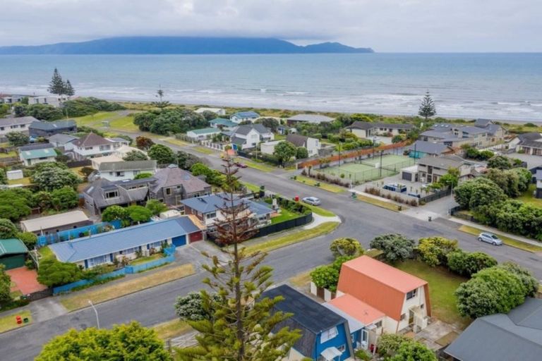 Photo of property in 122 Field Way, Waikanae Beach, Waikanae, 5036